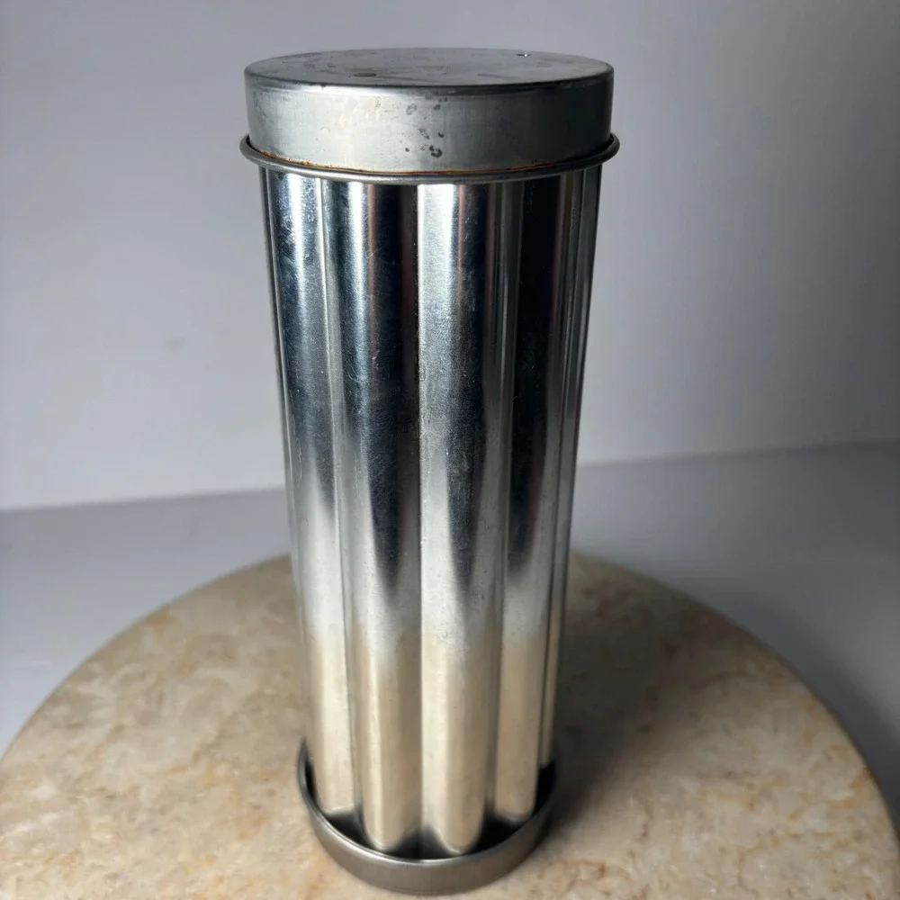 The Pampered Chef Flower Bread Tubed Silver Scalloped Mold